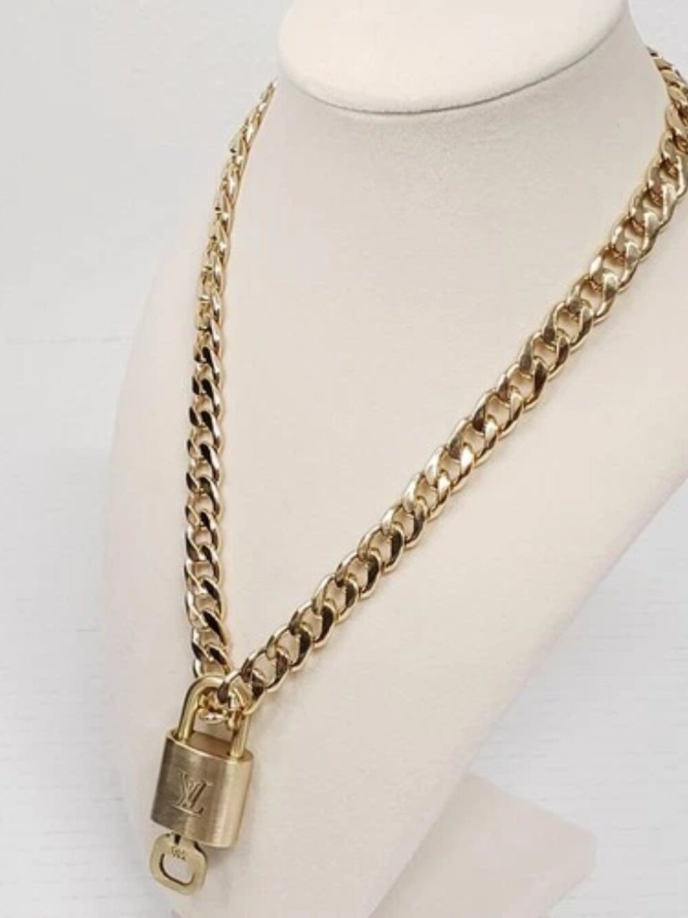 Gold-Plated Necklace with Authentic Louis Vuitton Padlock - Picture 6 of 8